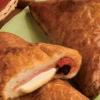 Calzone con mortadella, provola ragusana e pistacchio verde di Bronte Calzone dai sapori siculi: provola ragusana e pistacchio di Bronte