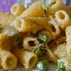 Maccheroni con pisellini e favette primizie, amarelli e ricotta salata Maccheroni con pisellini e favette primizie, amarelli e ricotta salata
